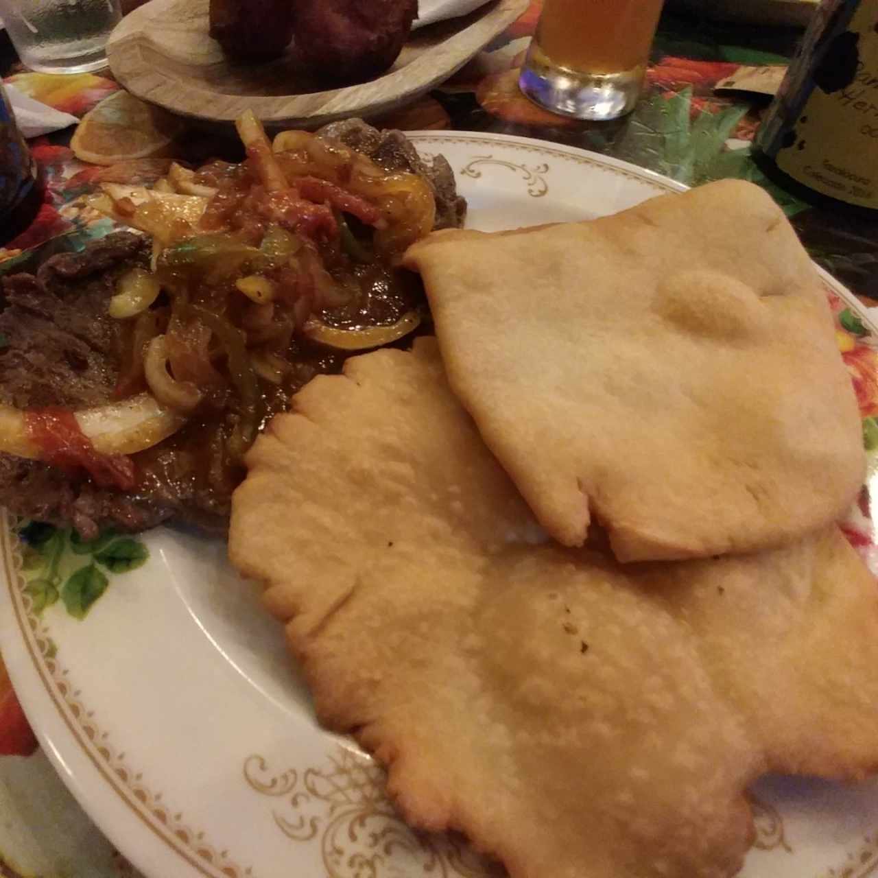 bistek encebollado con hojaldras