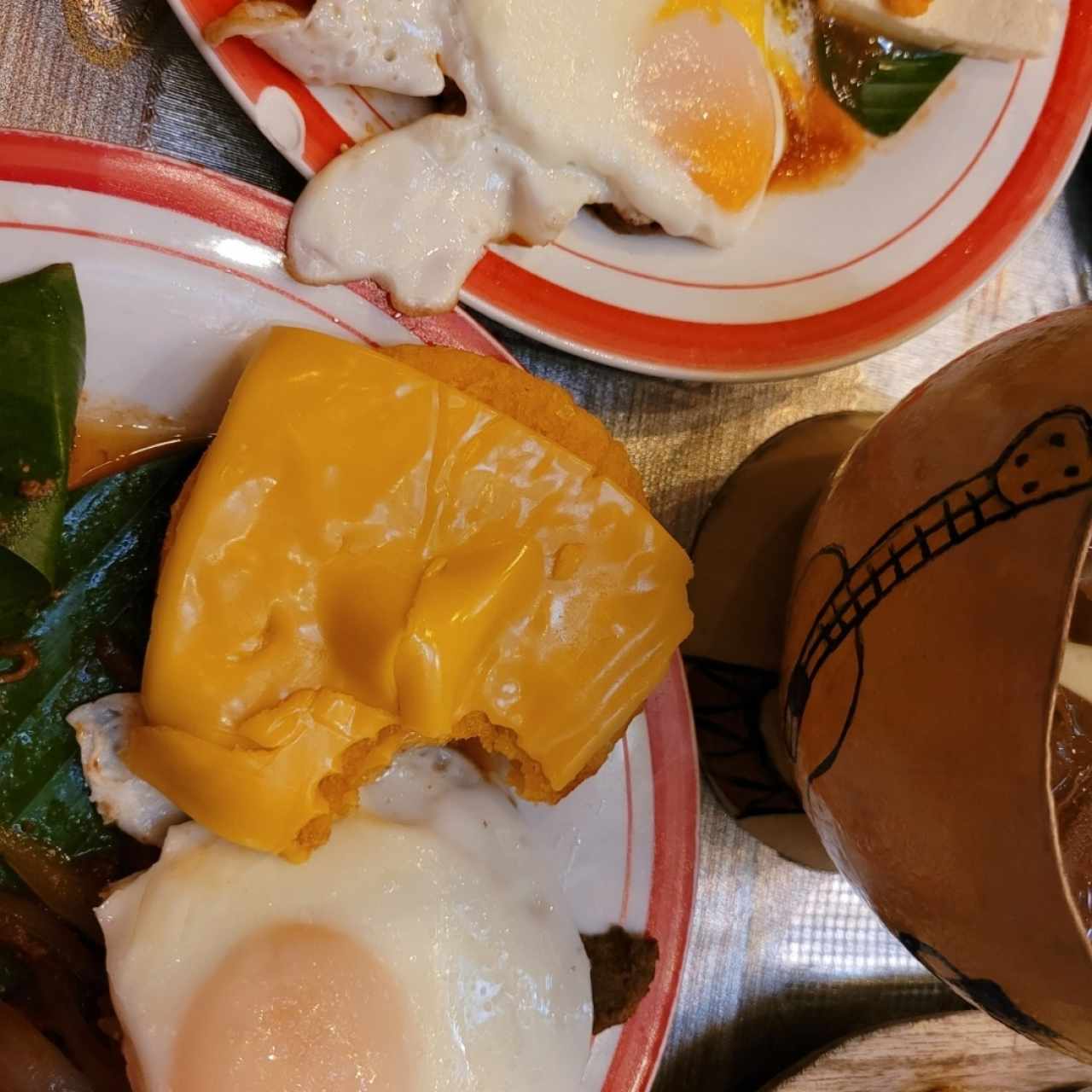 hígado encebollado a caballo con tortillas 