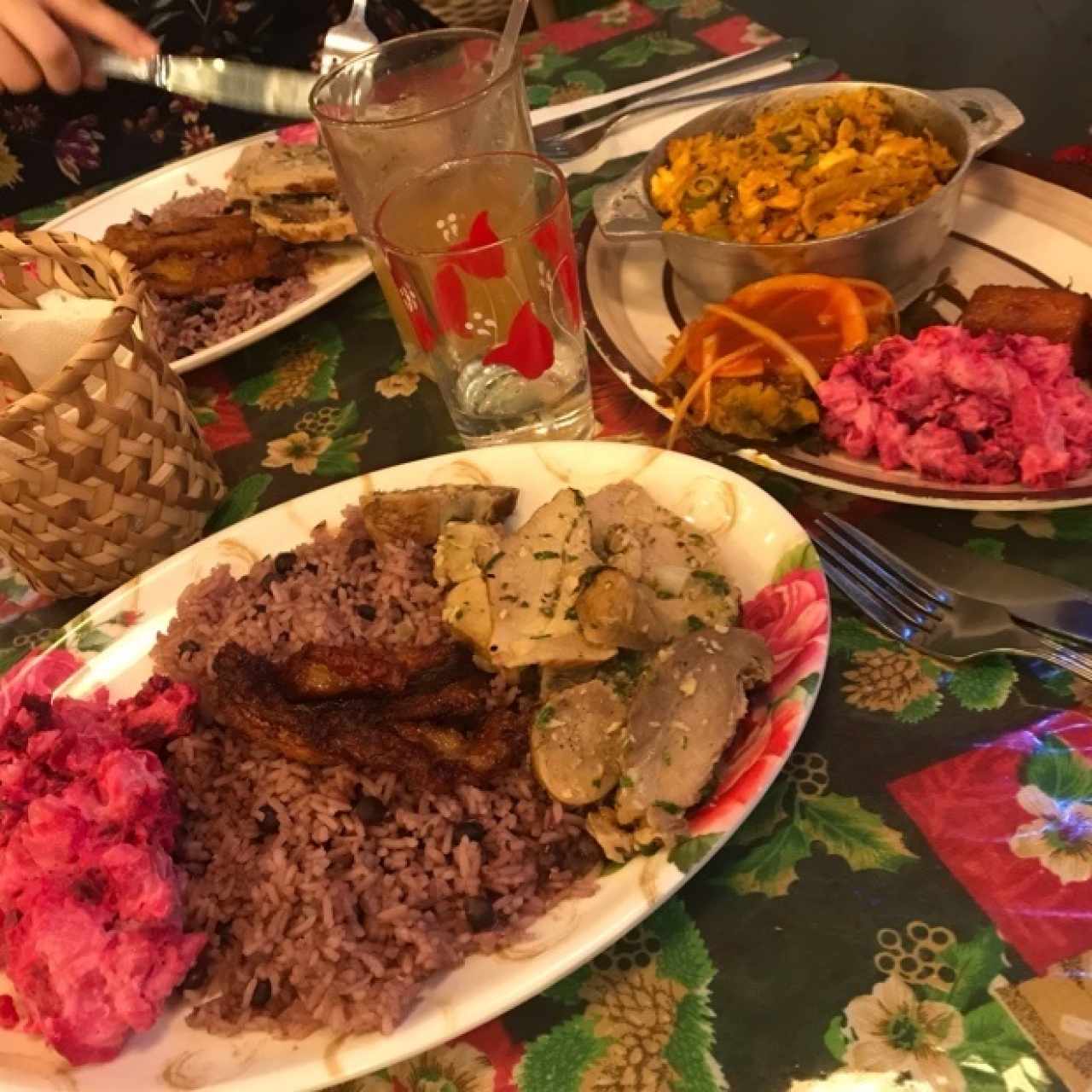 Arroz con guandu y lechona y arroz con pollo 