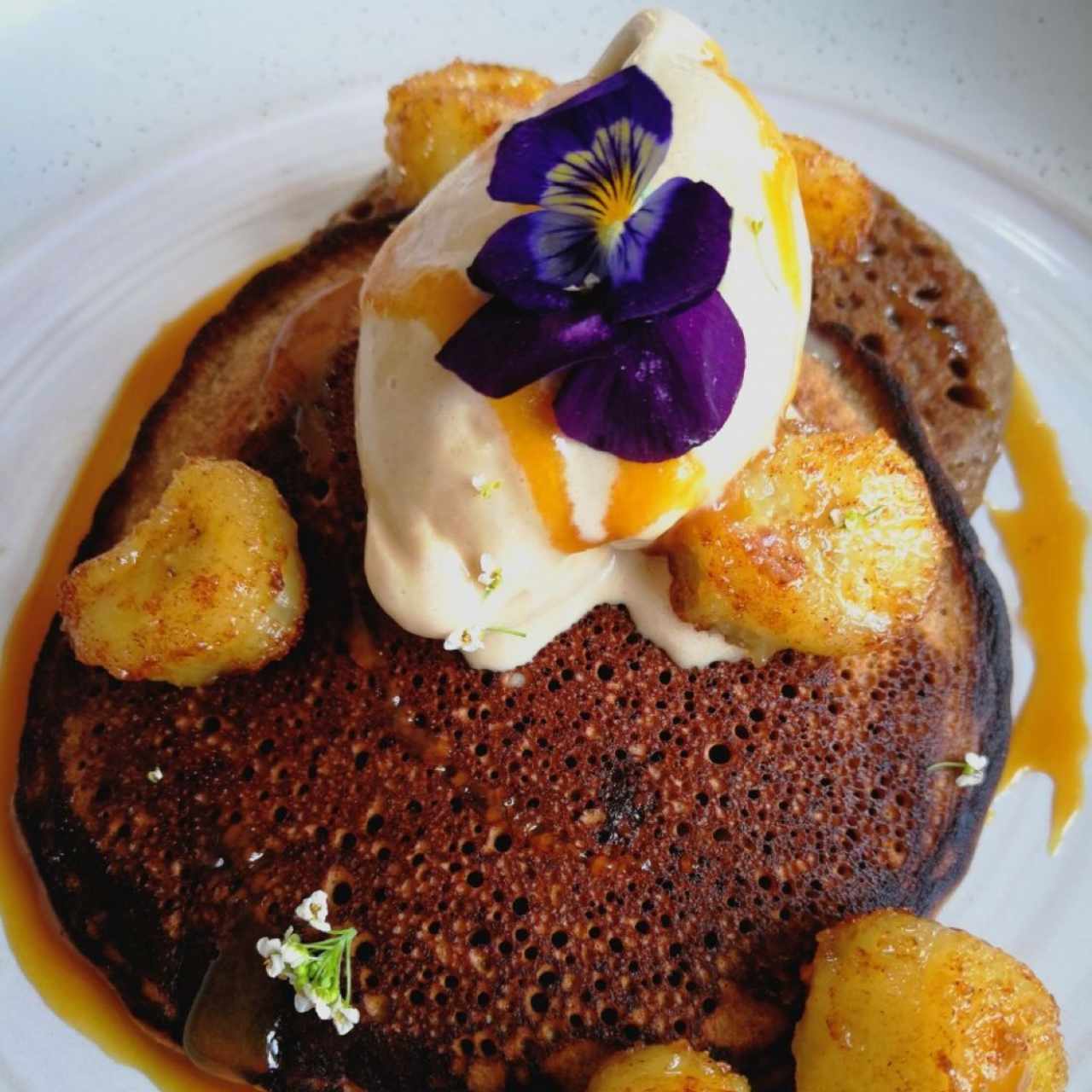 Choco pancakes con guineos fritos y helado de café