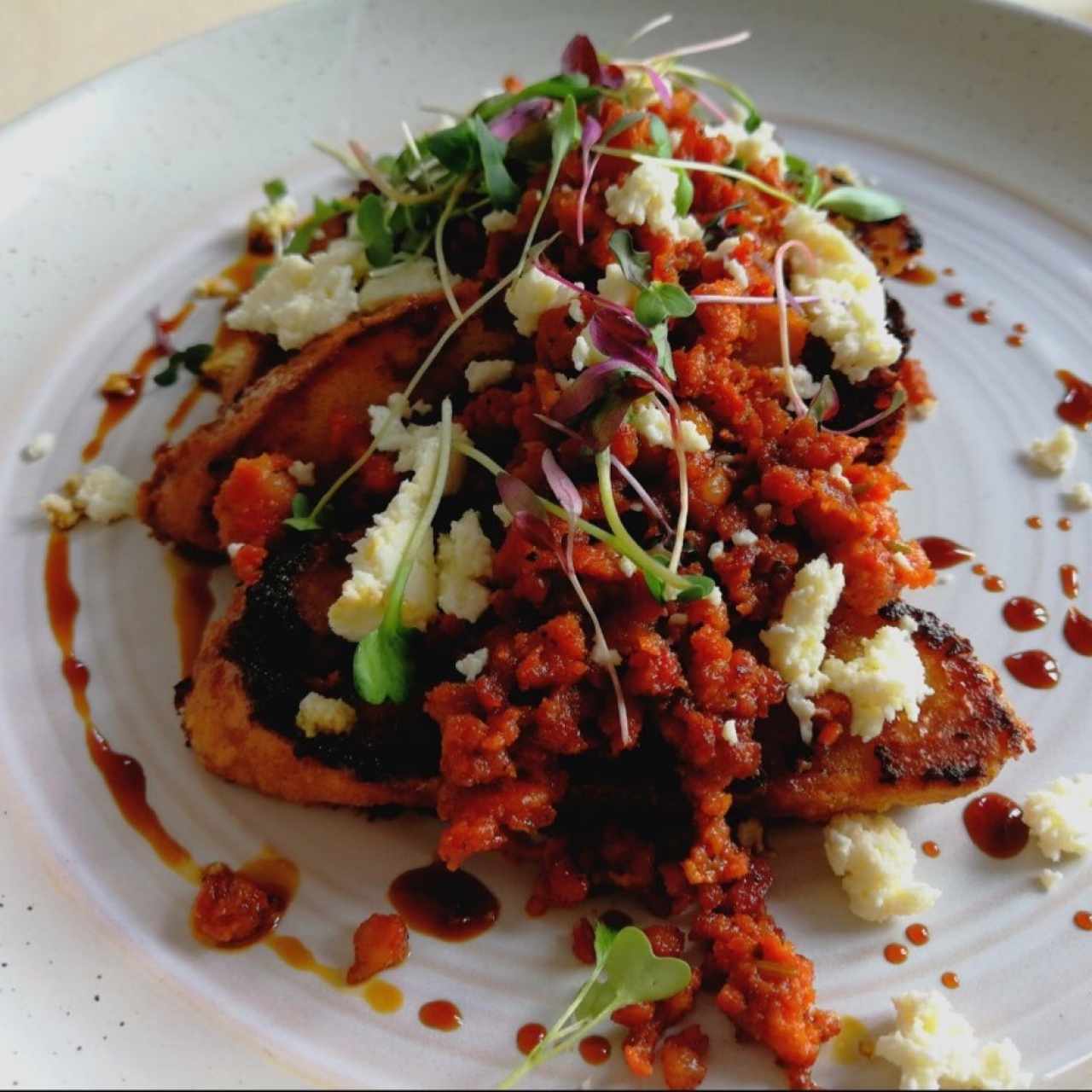 Tostadas francesas con pan de maiz nuevo, crumble de chorizo tableño con sirope de miel de caña y queso molido.