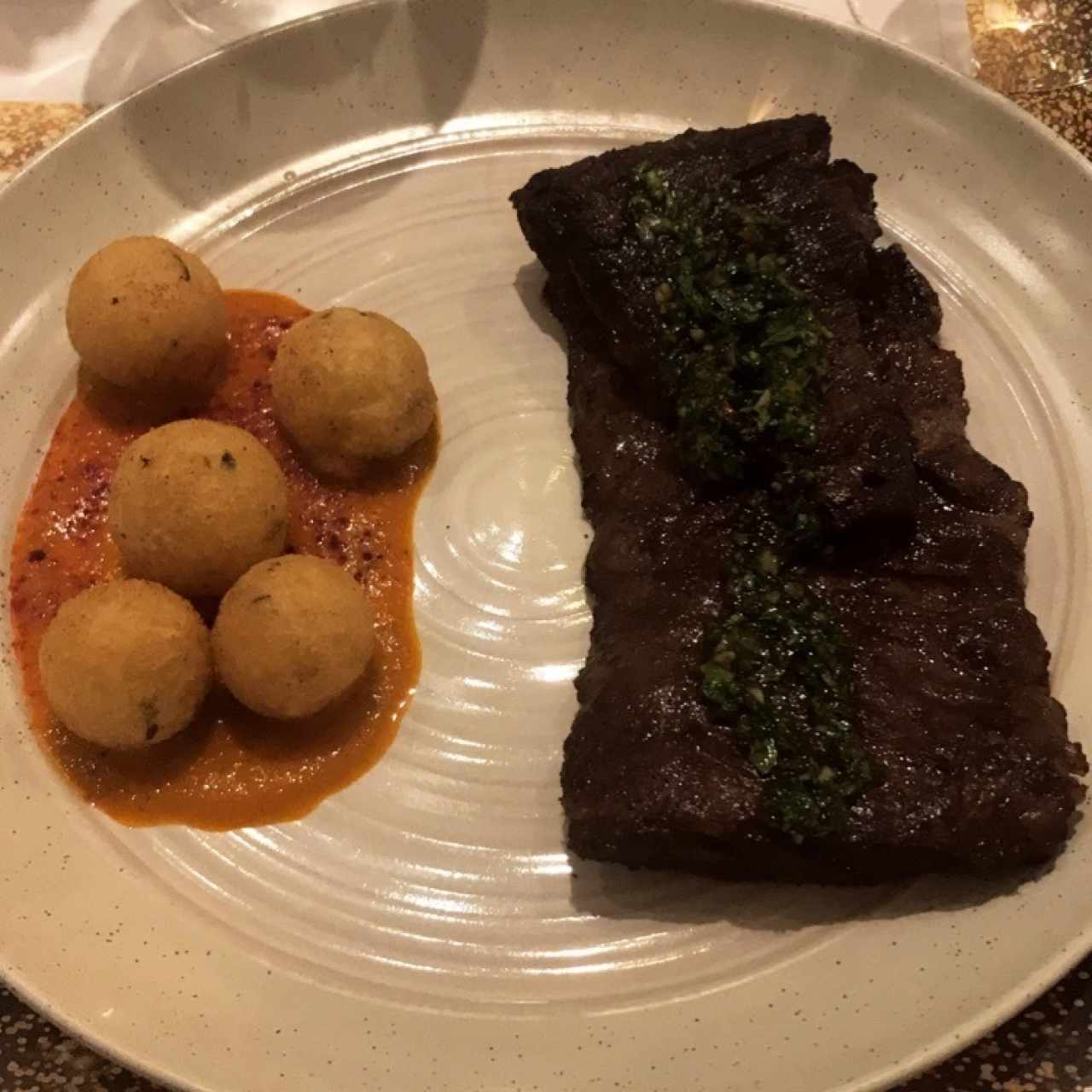 Entraña con chimichurri  y perlas de yuca en salsa de ají amarillo