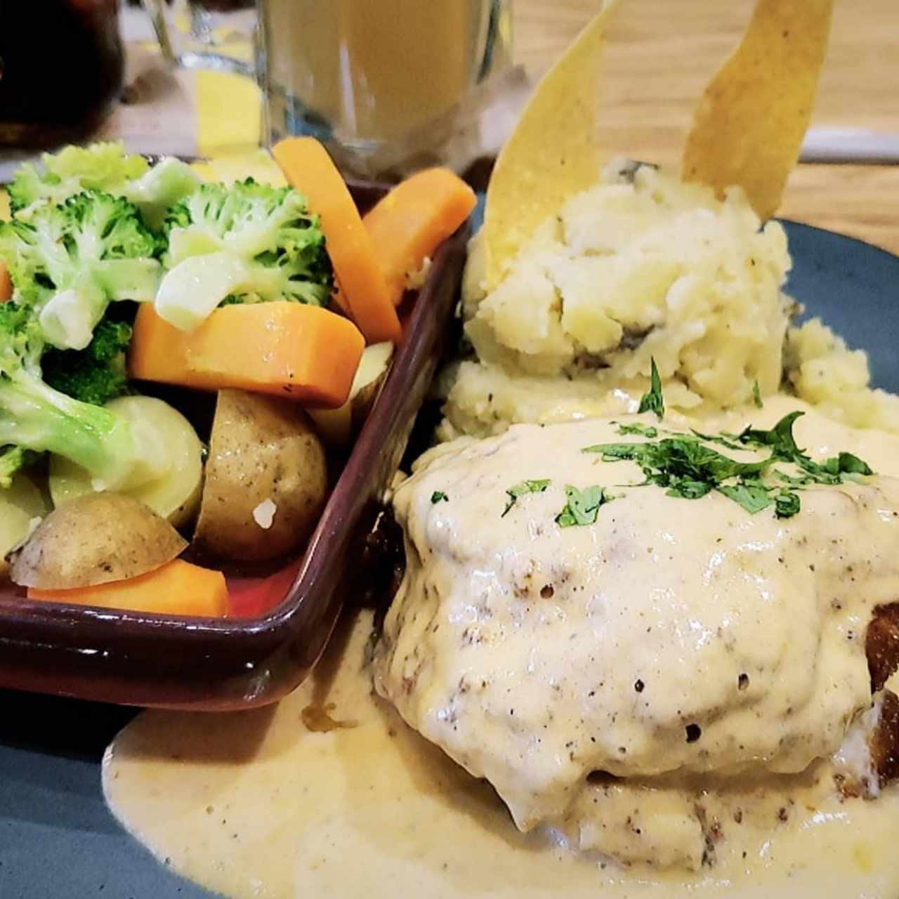 Pechuga rellena, con puré de papas y vegetales