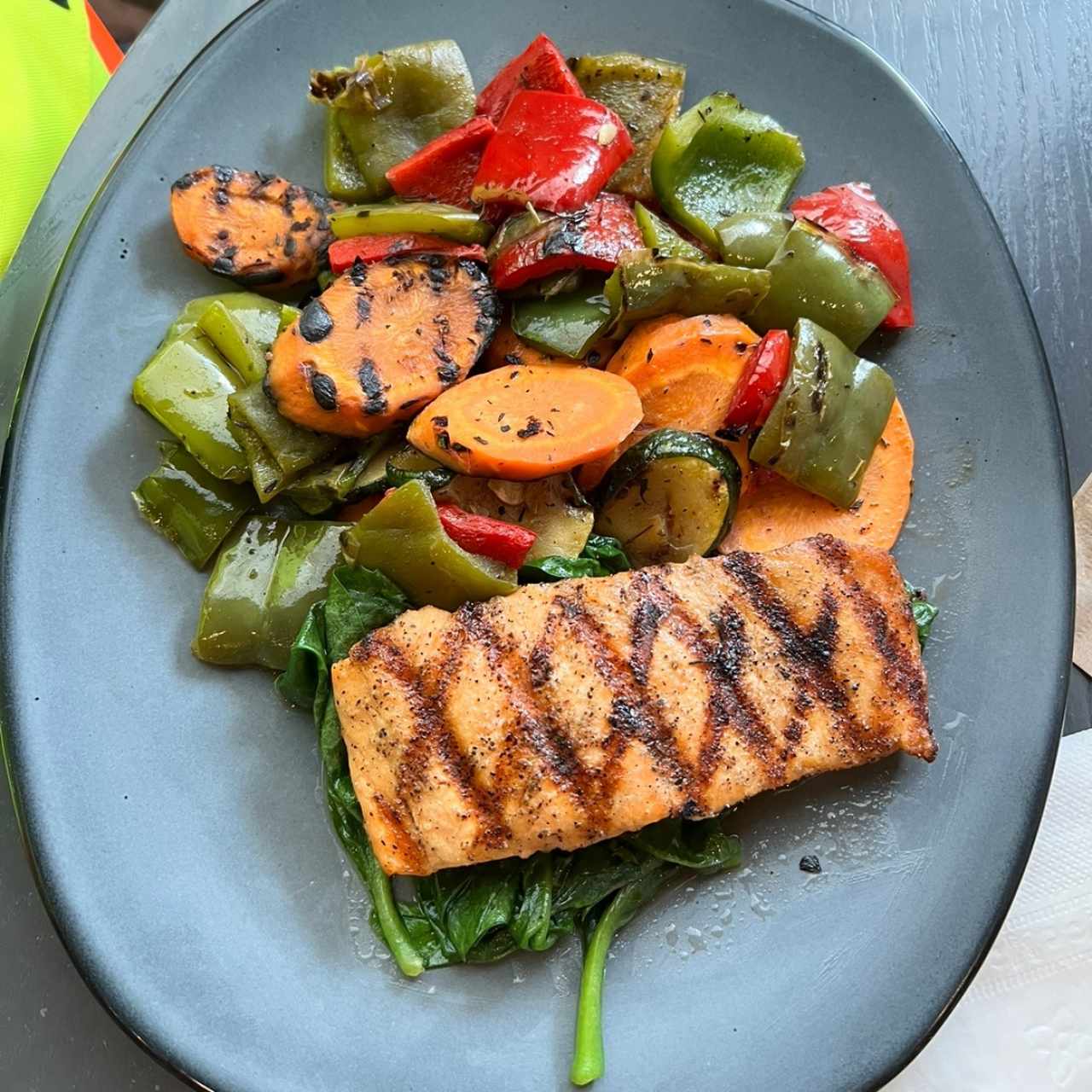 Salmon al grill con vegetales