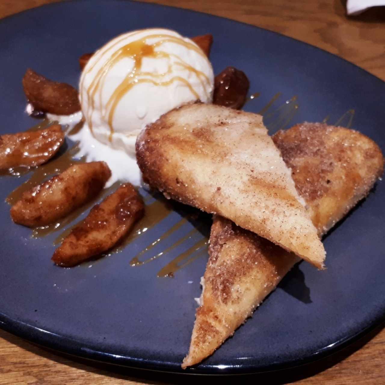 postre de manzana con helado