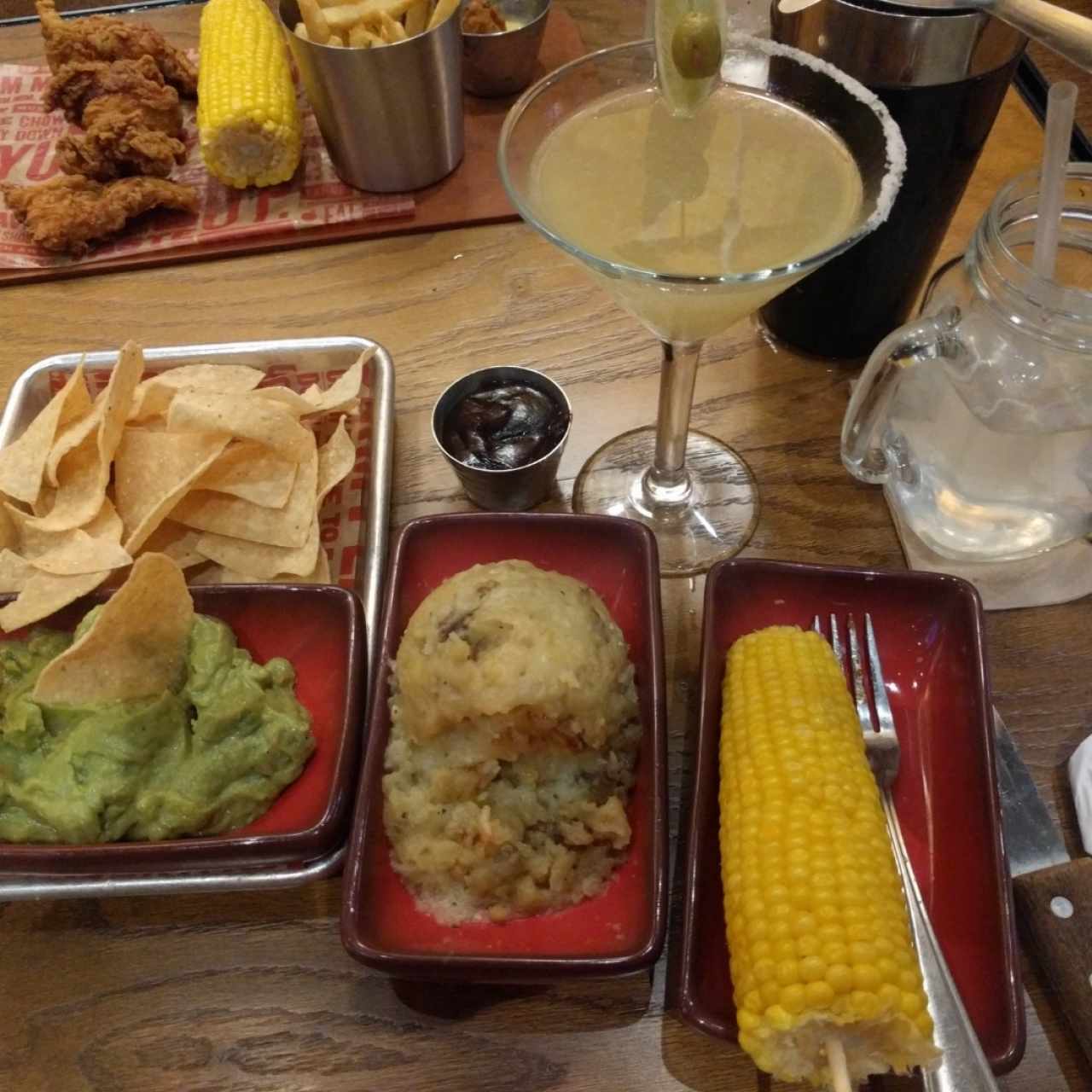 estos son puré, mazorca, nachos con guacamole y la margarita