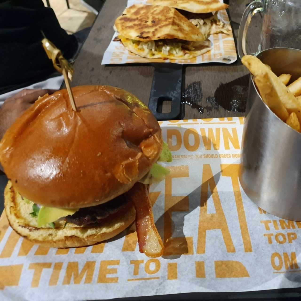 Avocado Burger con papas fritas