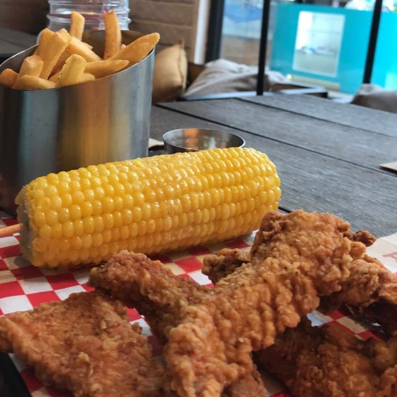 Chicken Fingers con elote y papas fritas 