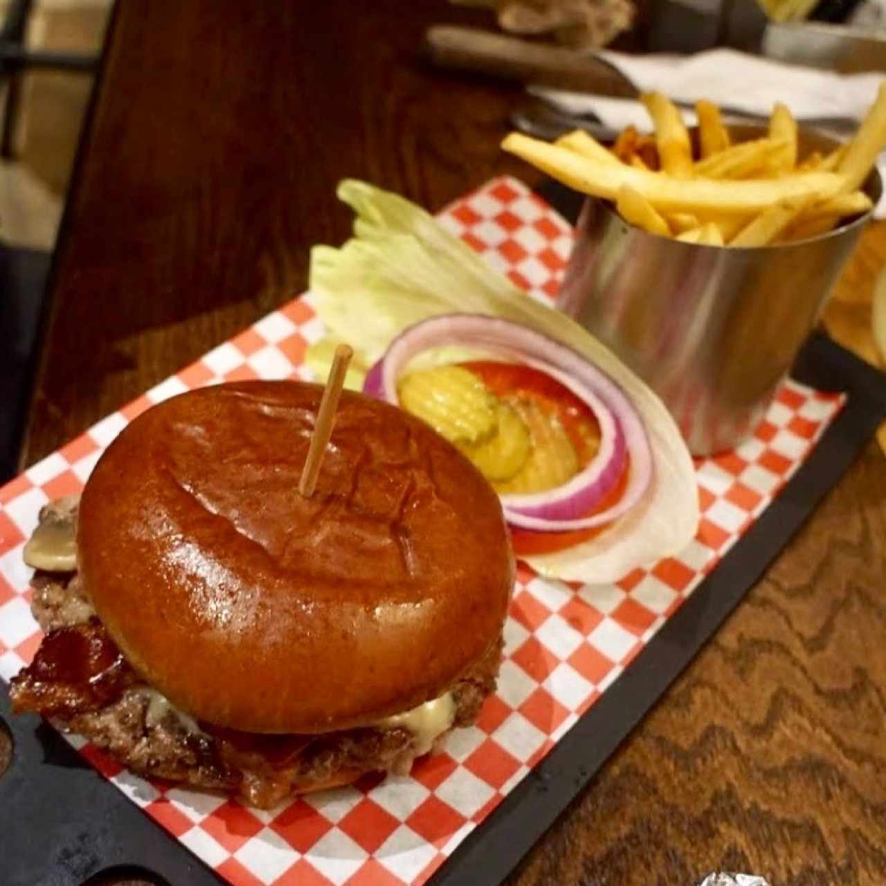 Hamburguesa y Papas Fritas