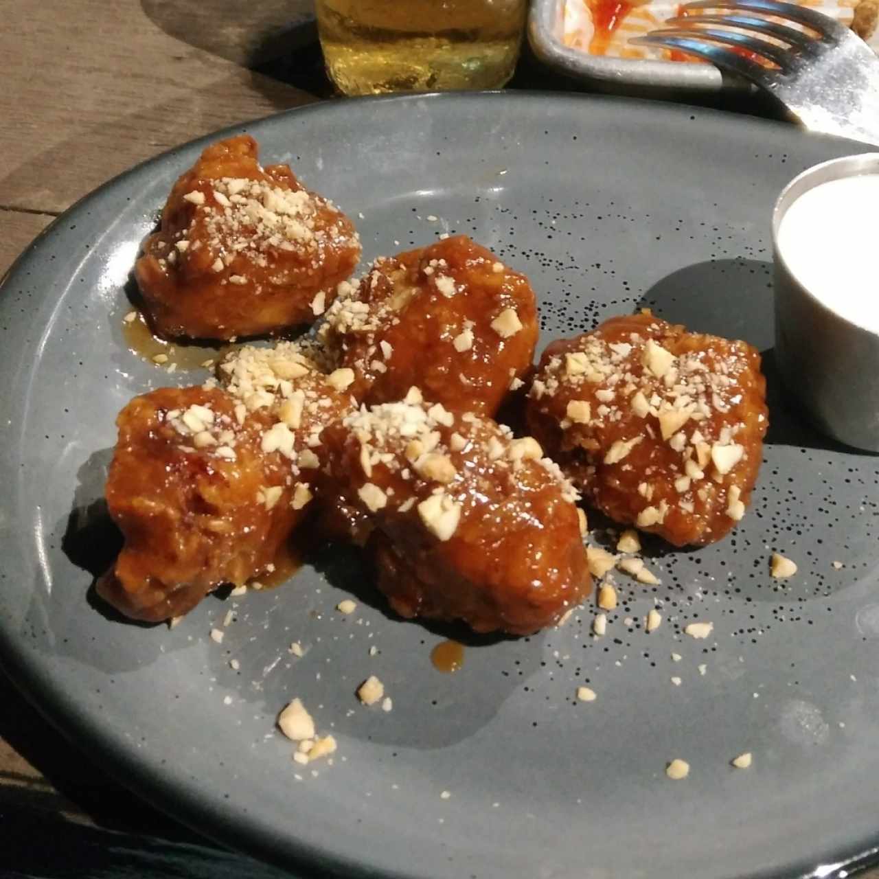 Boneless bañadas en salsa Thai.