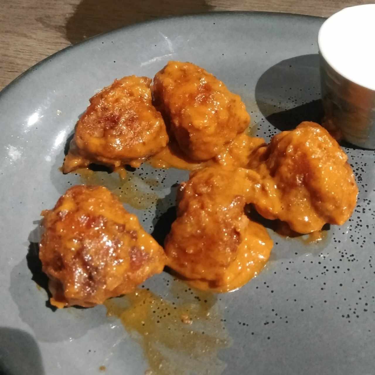 Boneless bañadas en salsa Buffalo.