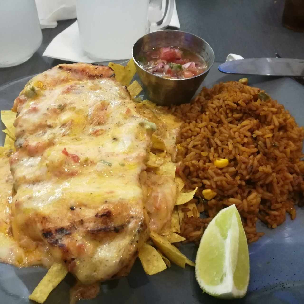 Pollo con queso y arroz de vegetales