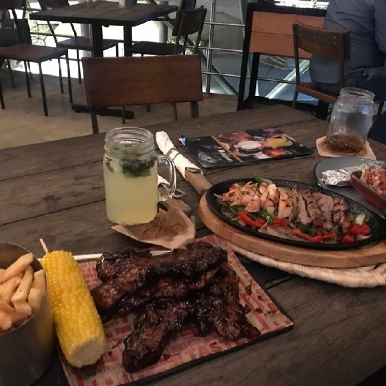 costillas con salsa bbq y guacamole