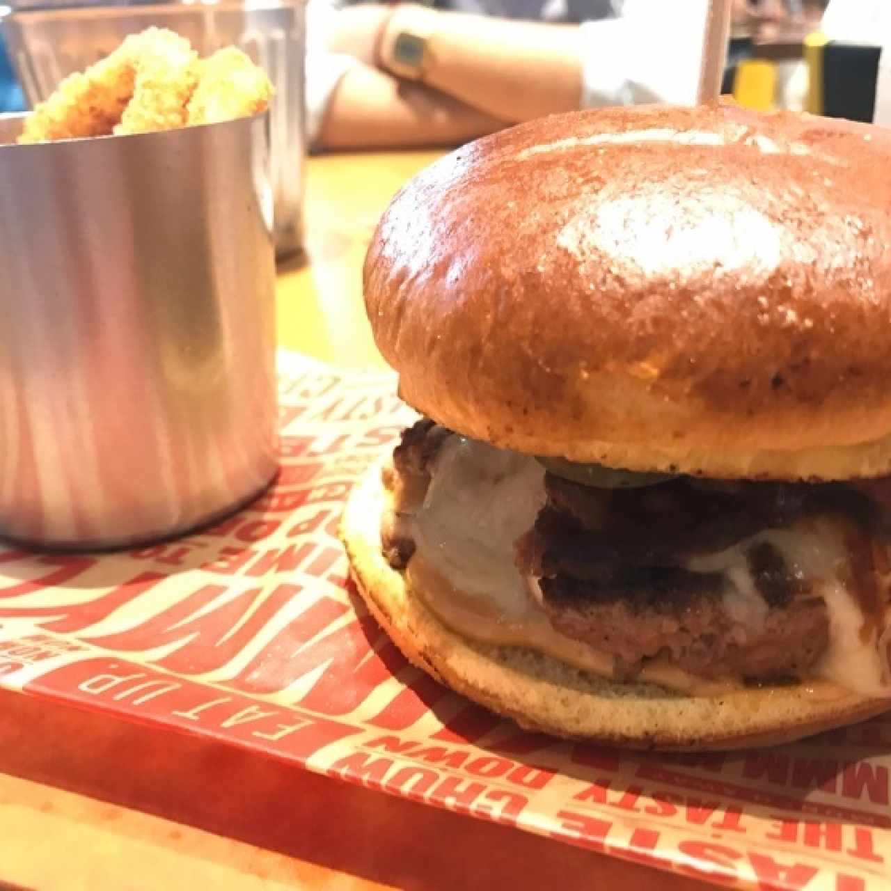 Texan burger acompañada de aros de cebolla