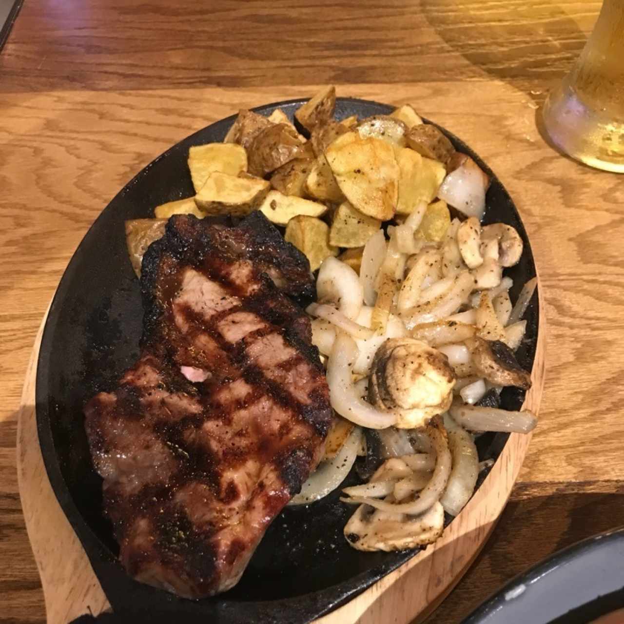 striploin con papas rojas aderezadas al horno y cebolla con chamoiñones salteadas