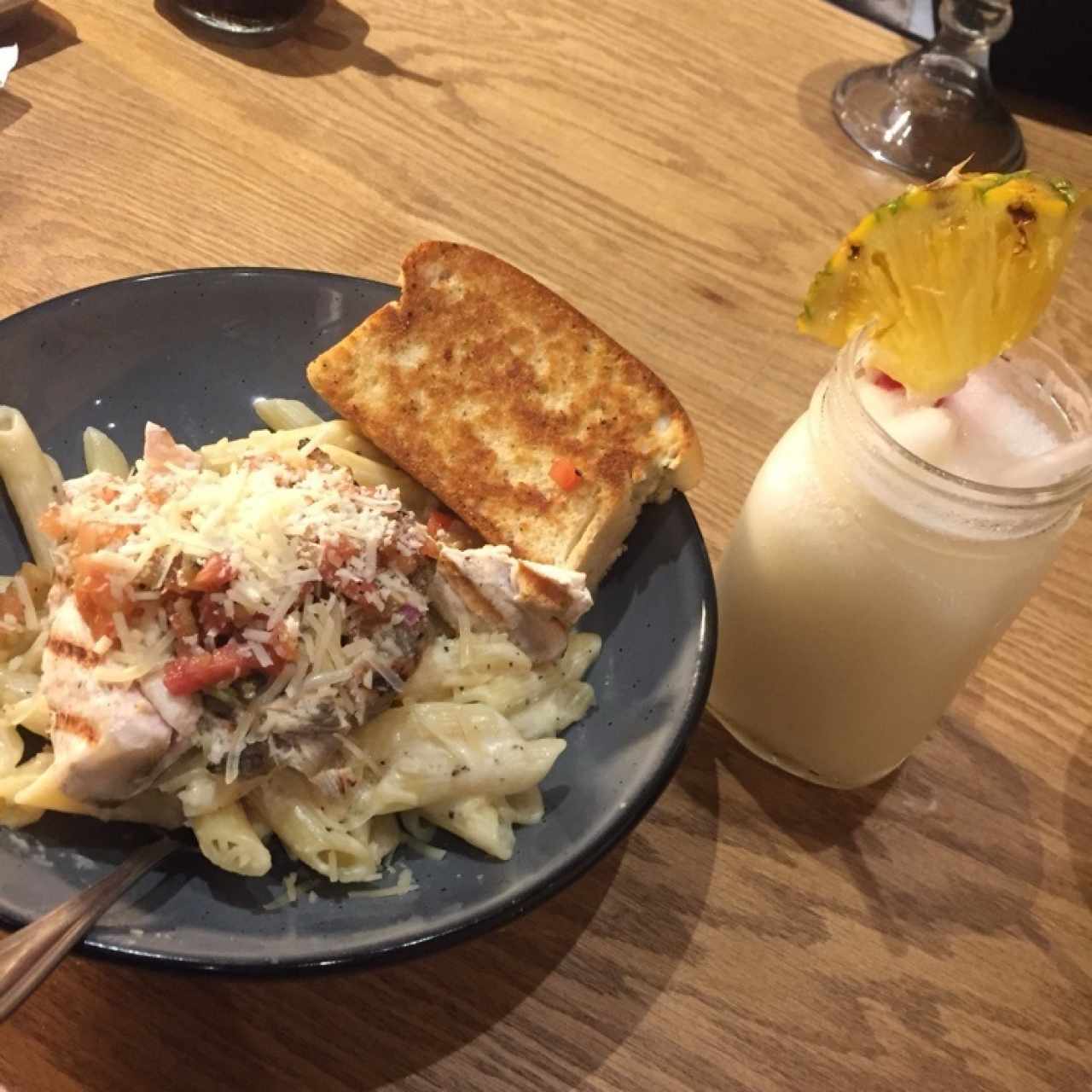 Penne de pollo & piña colada 