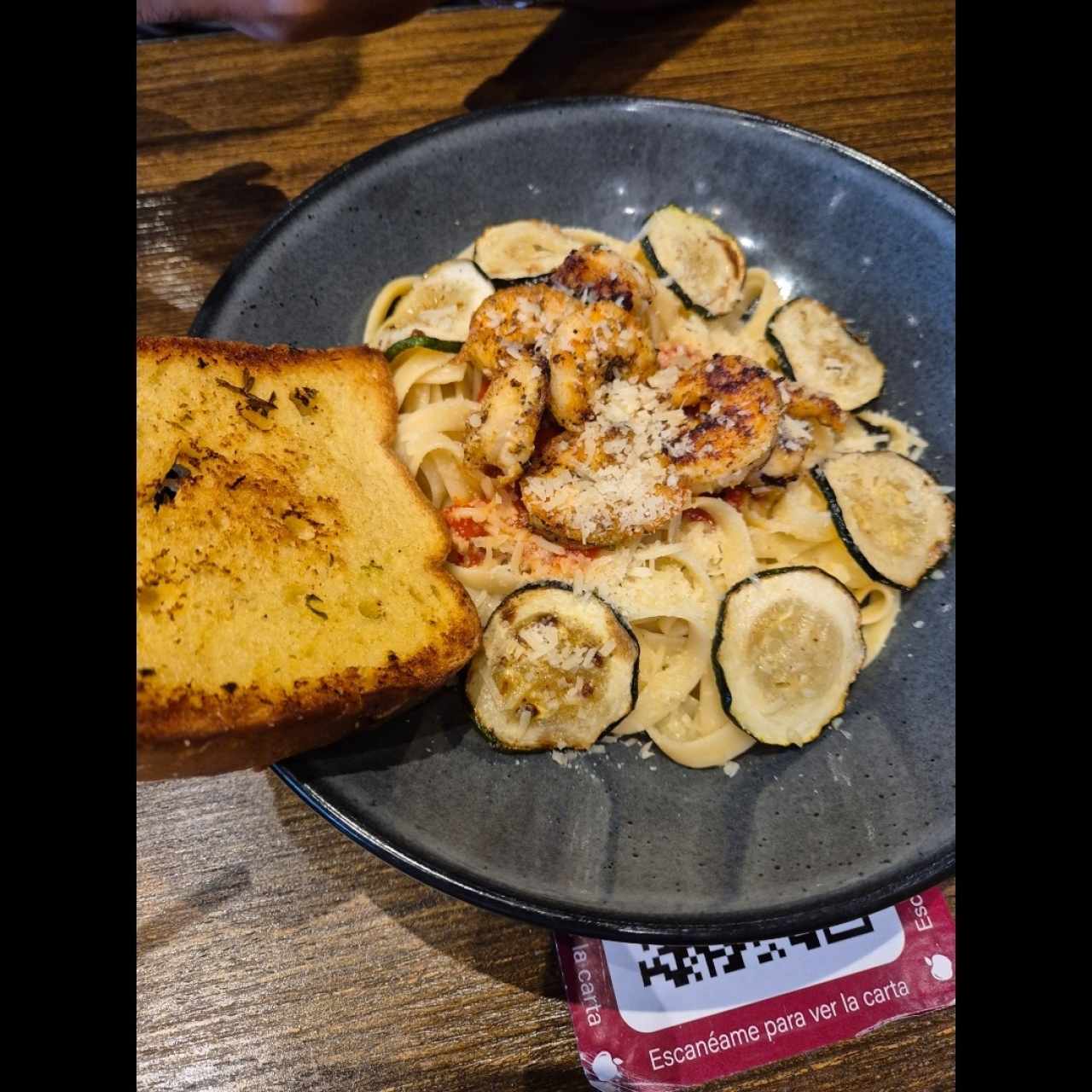 Fettuccine con Camarones Blackened