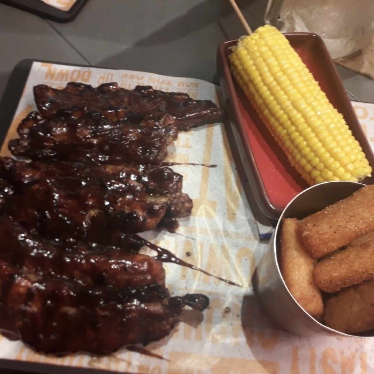 costillas con yuca frita