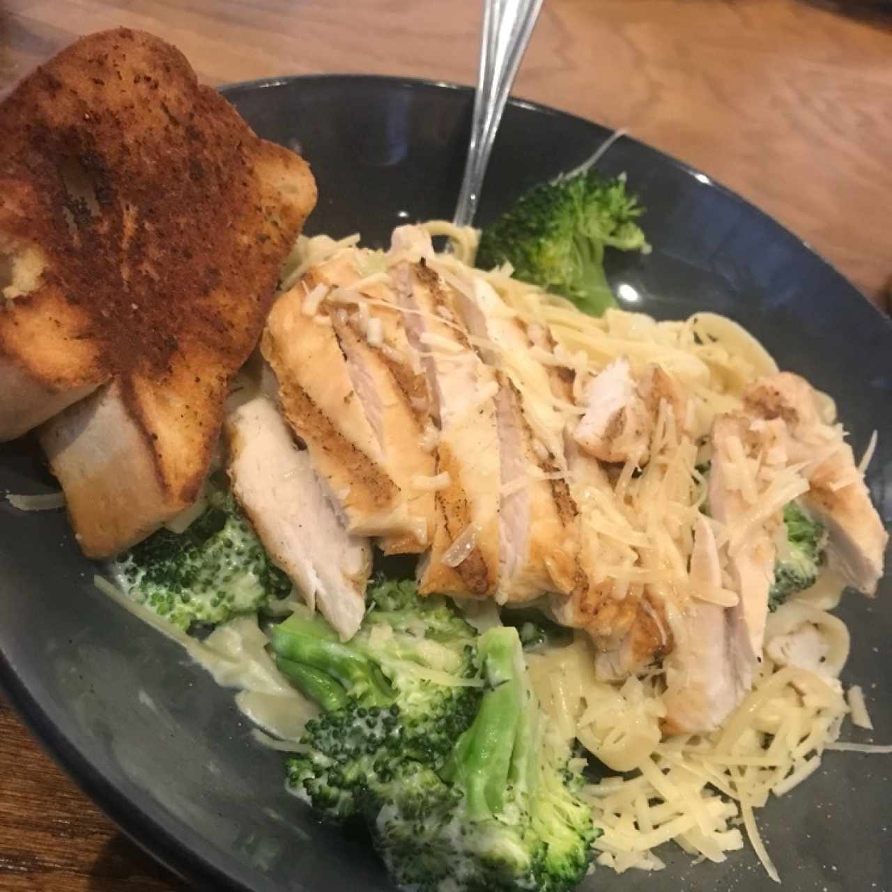 Fetuccine Alfredo con Pollo y Brocoli