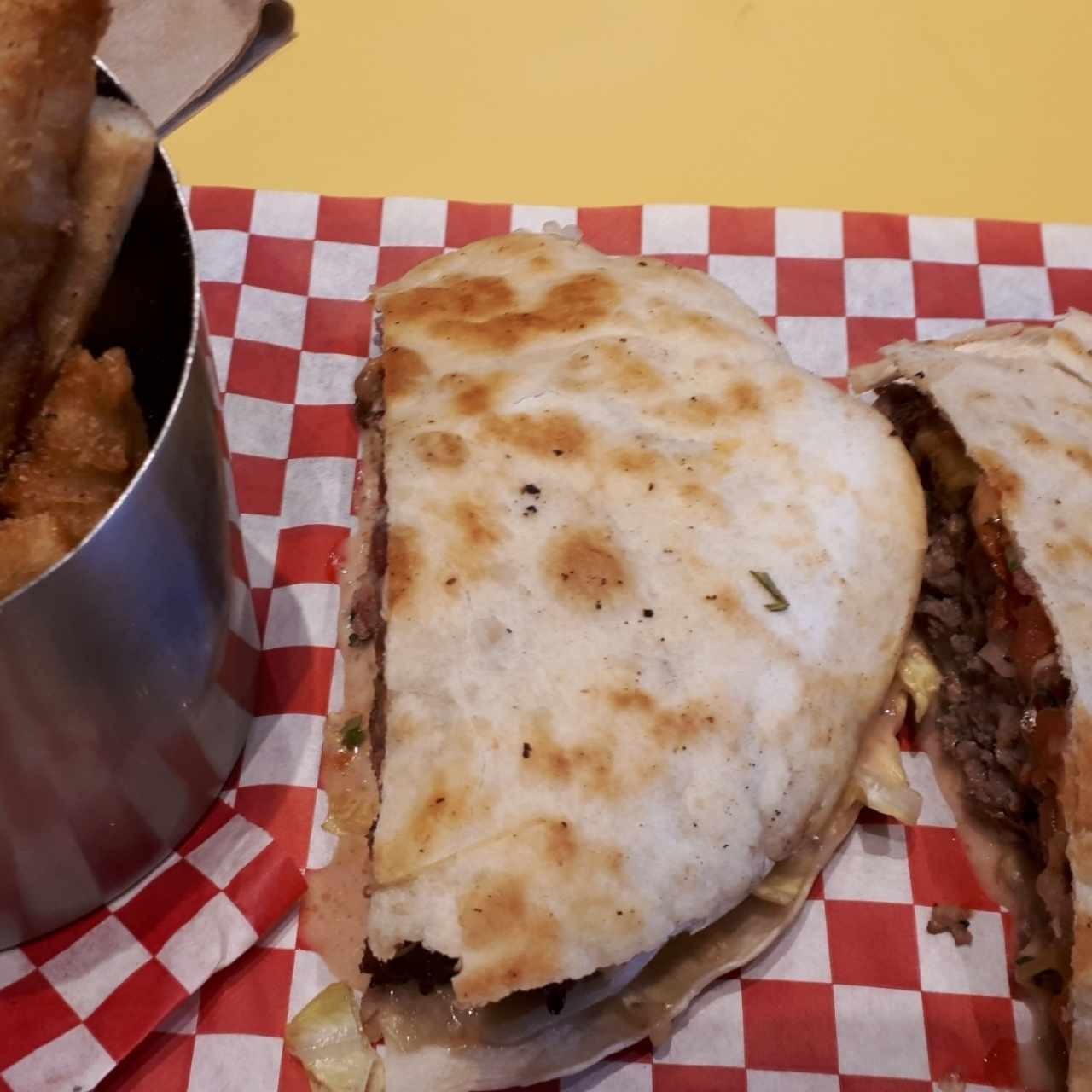 qusadilla de hamburguesa con yuca frita