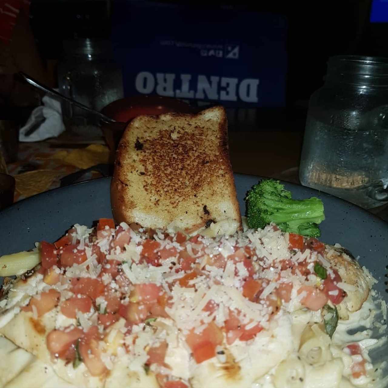 Penne con pollo y salsa 3 quesos