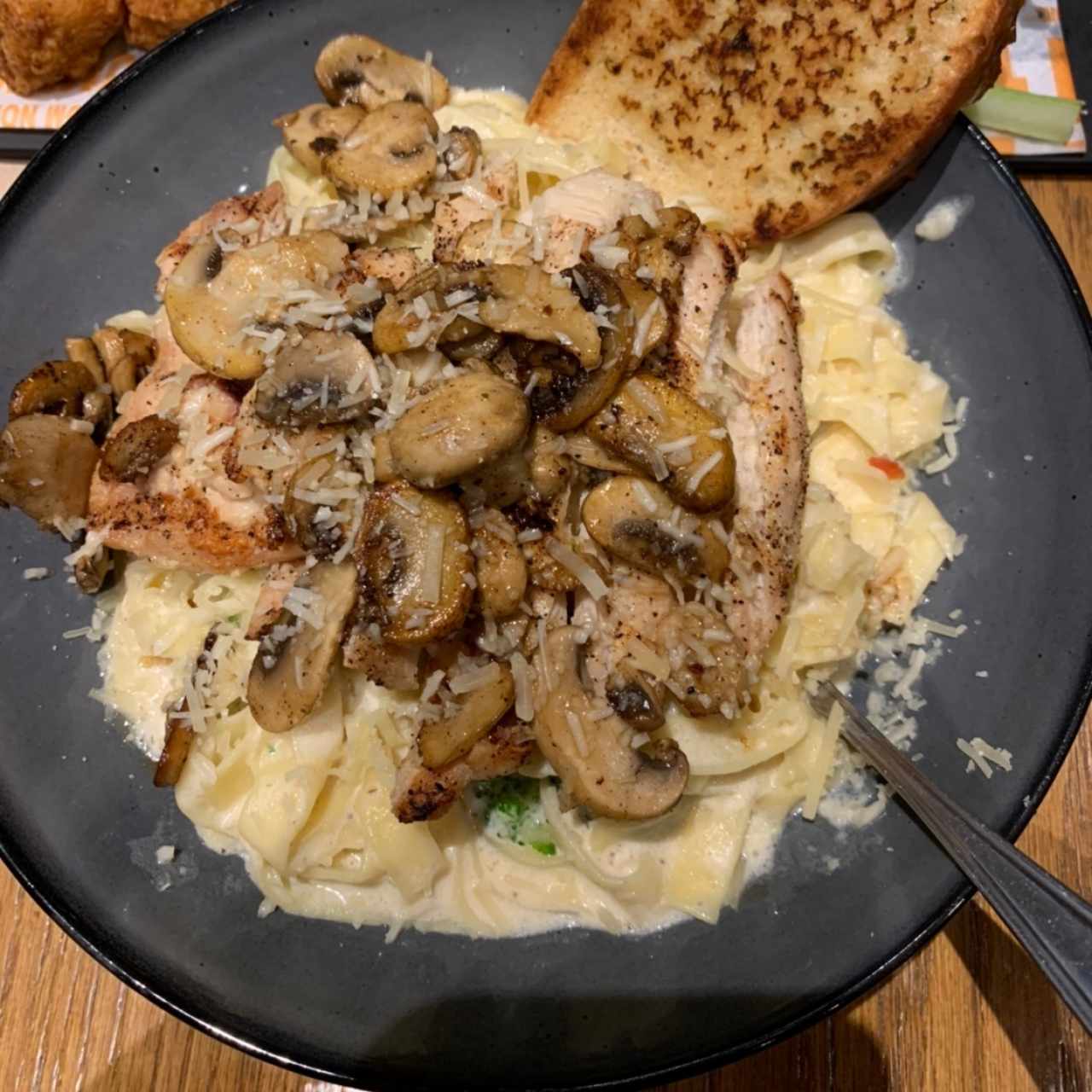 pasta alfredo con pollo, broccoli, y hongos