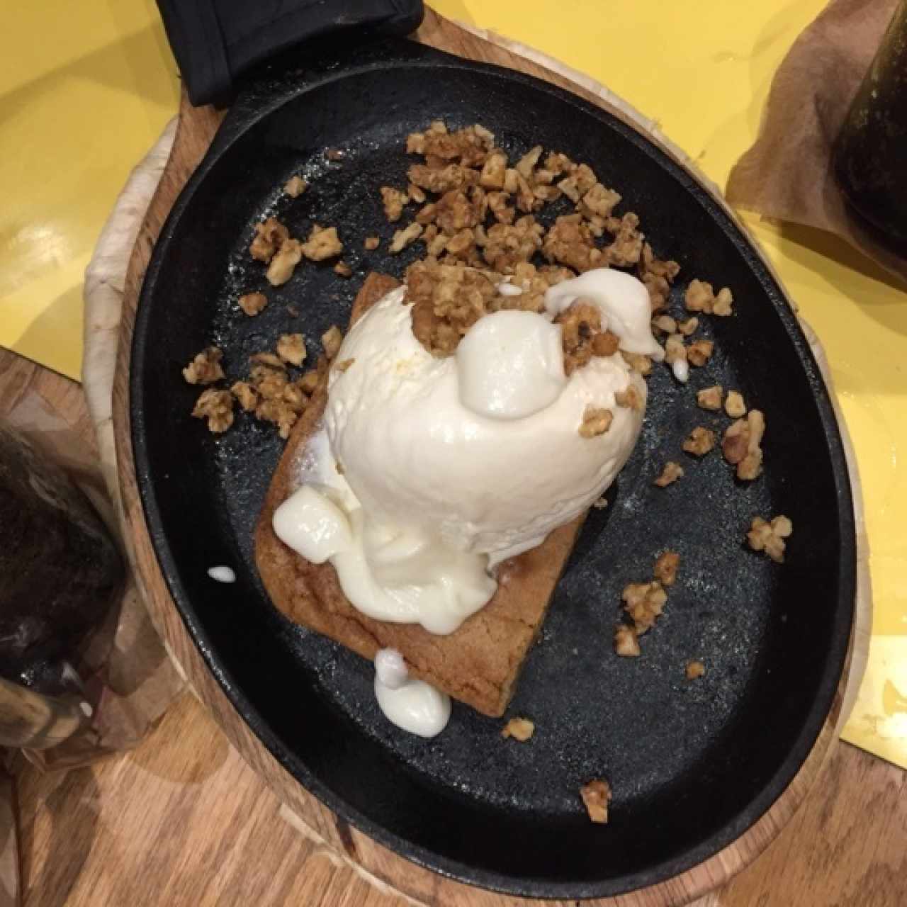 Pecan Blondie con Helado