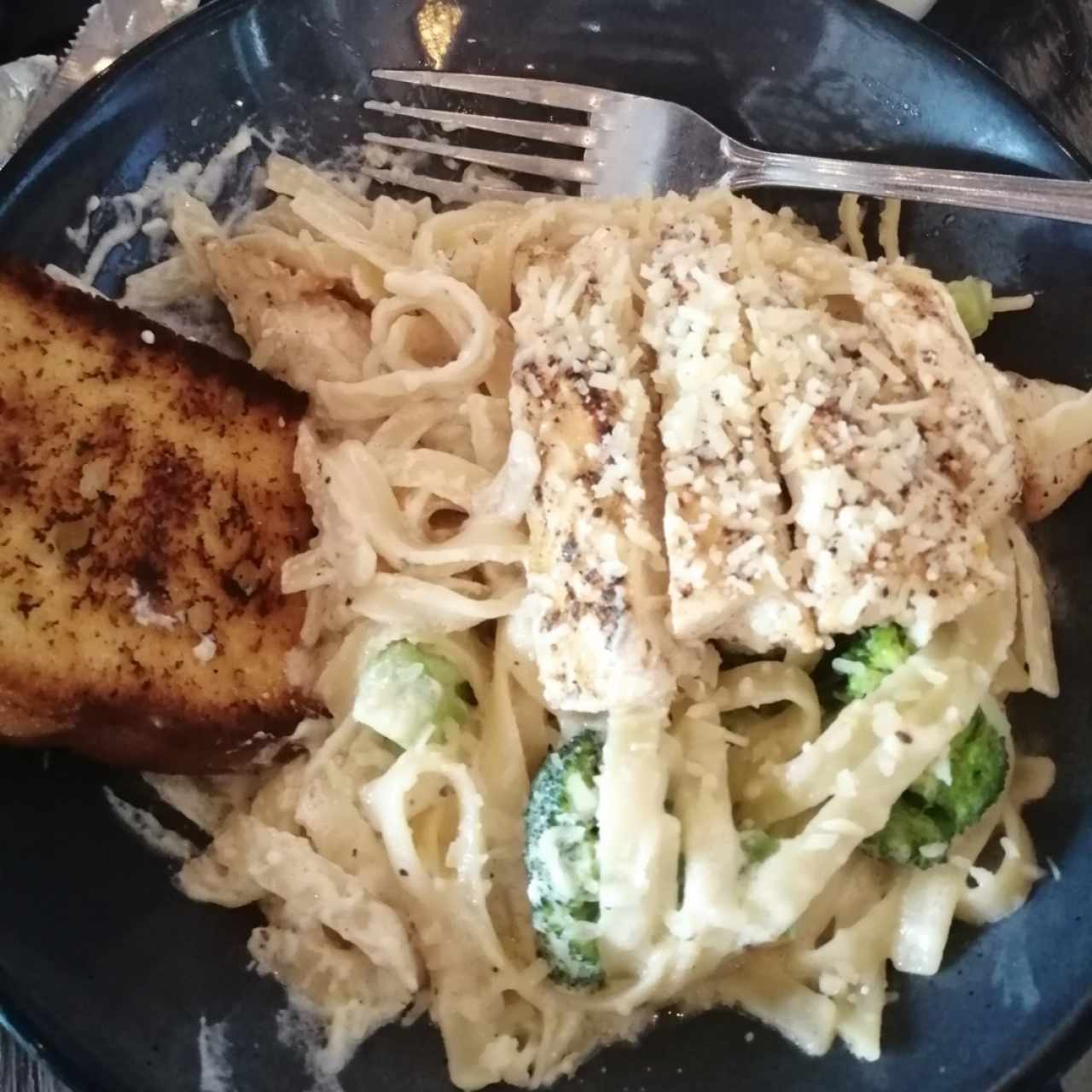 pasta Alfredo (donde te cobran el queso parmesano aparte) 