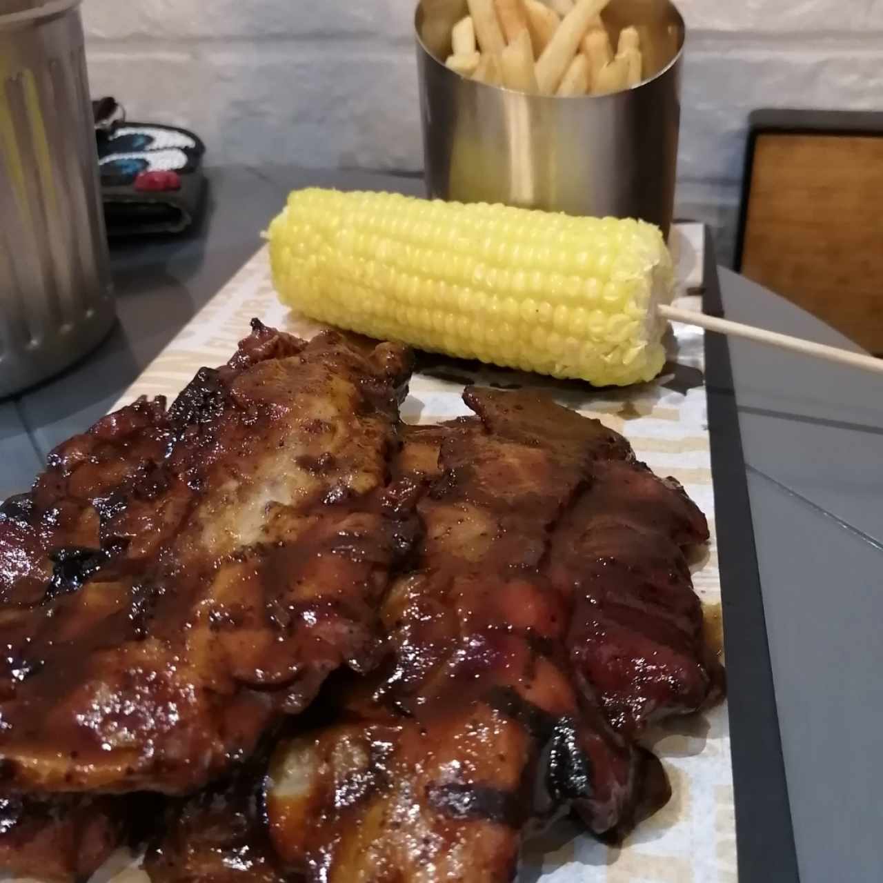 Ribs con elote y papas fritas