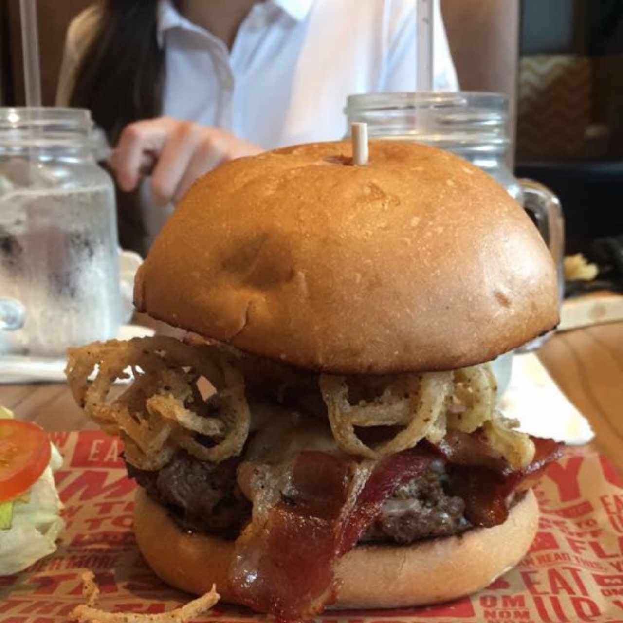 Hamburguesa con aros de cebolla y bacon