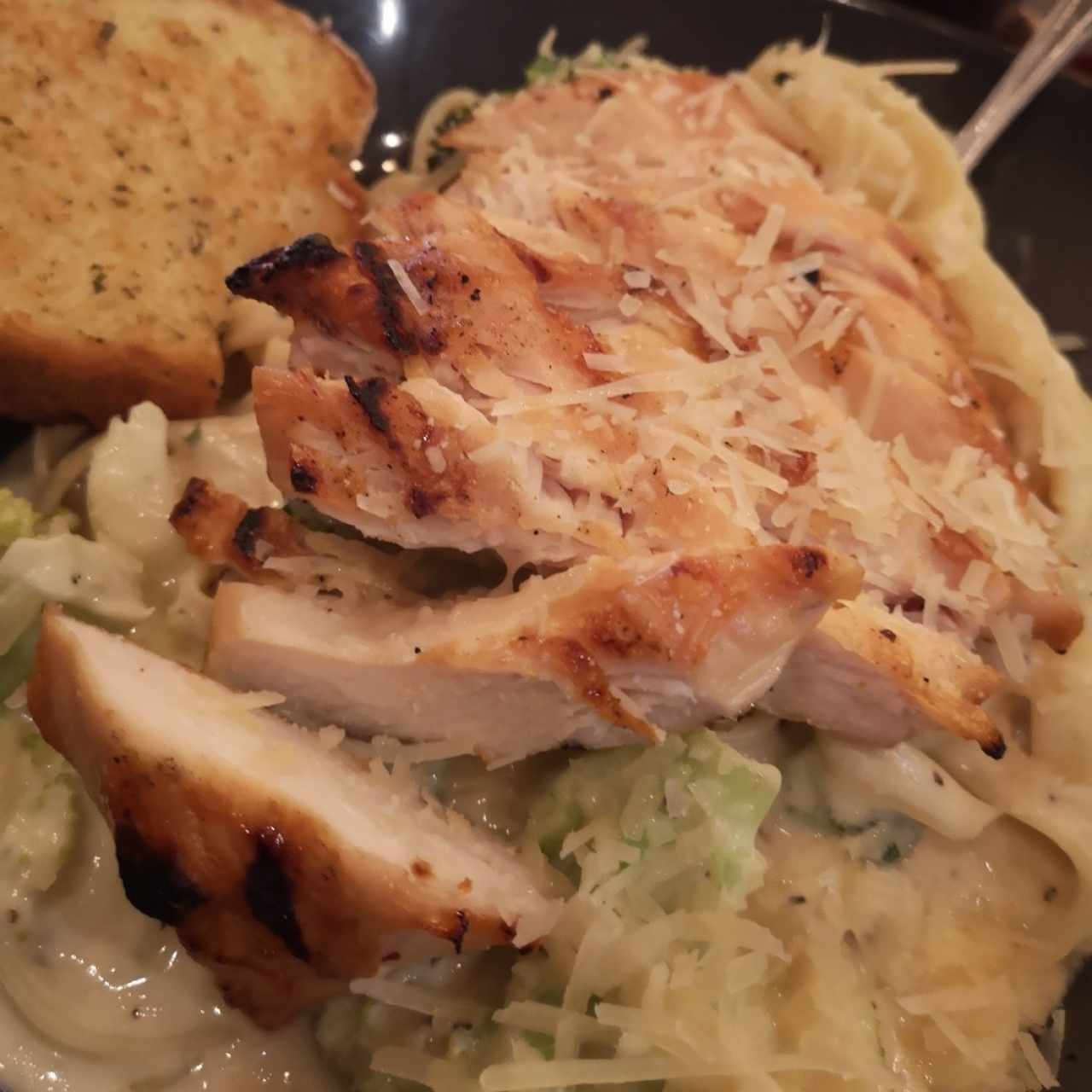 Pasta en Salsa Blanca con Pollo y Brócoli