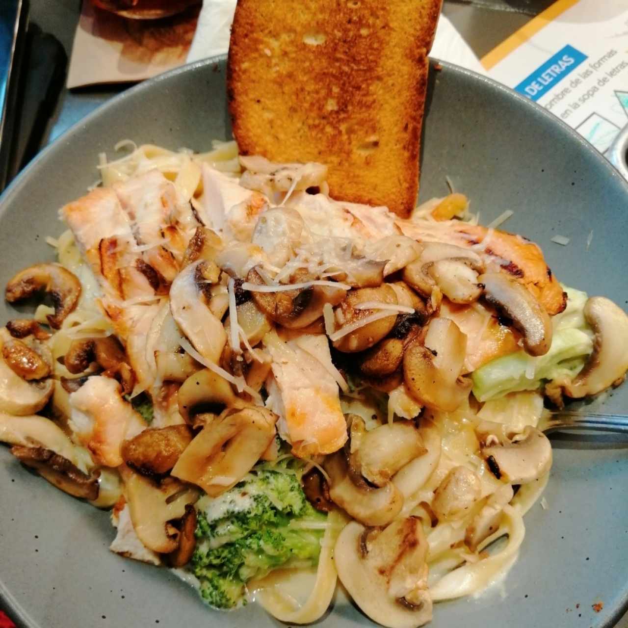 pasta Alfredo con brócoli y hongos