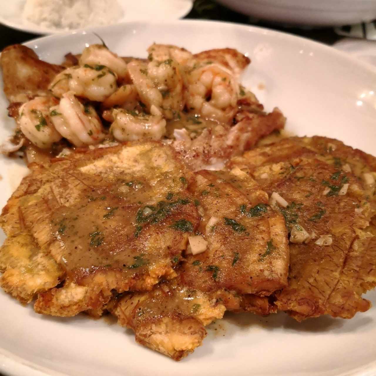 Pesca del día... filete con camarones al ajillo