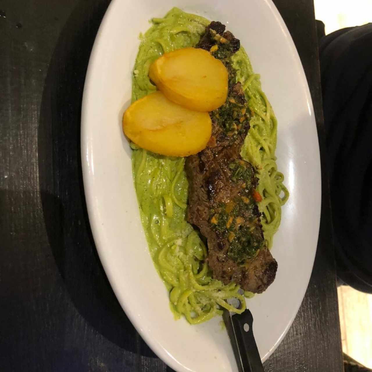 Tallarines verdes con Churrasco