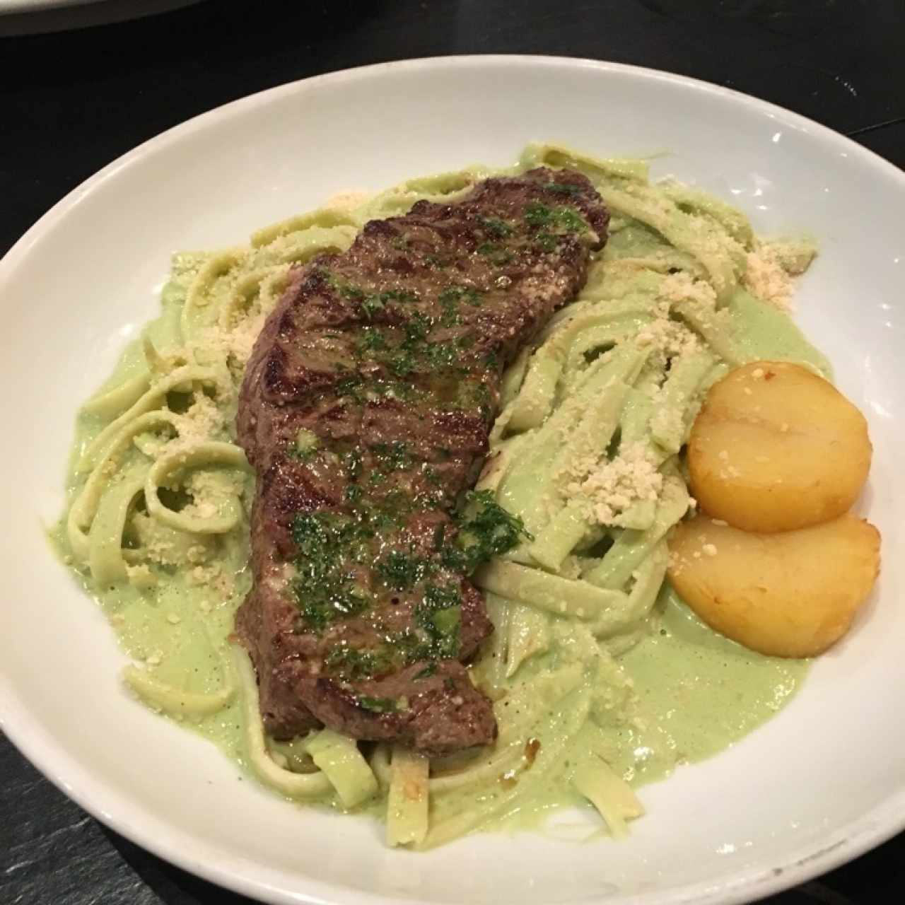 Tallarines Verde con Churrasco