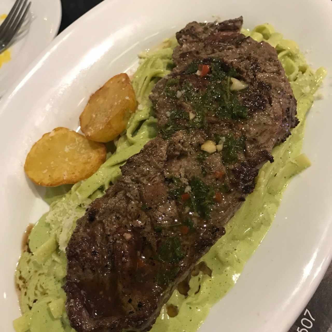 churrasco y tallarines verdes