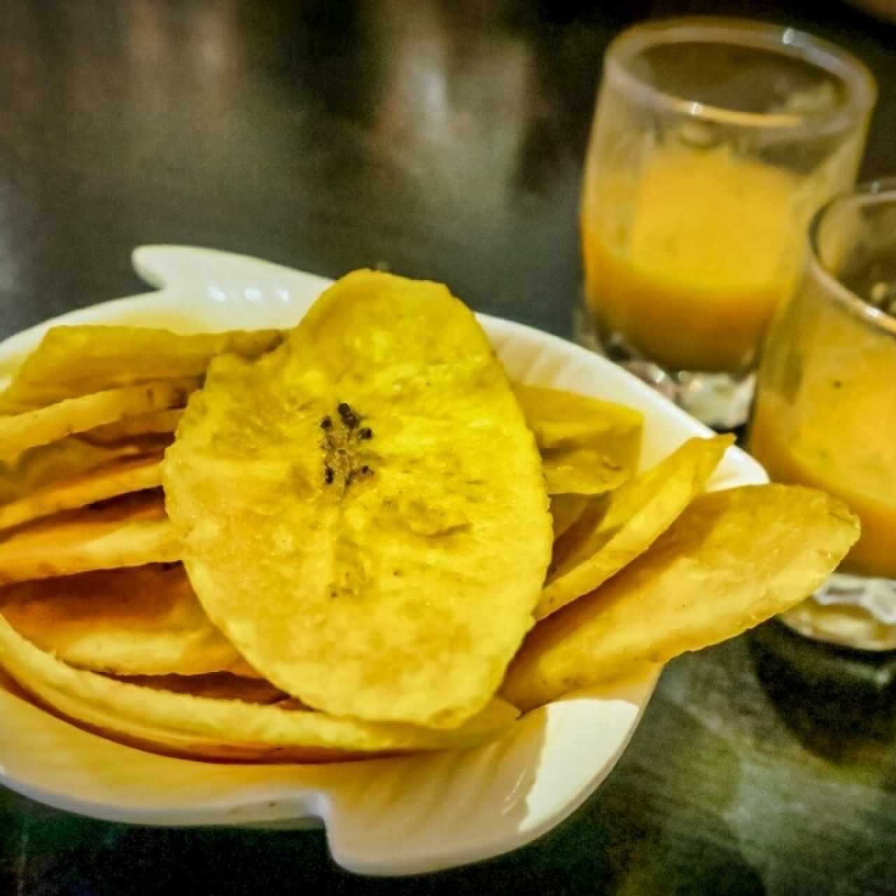 aperitivos - leche de tigre y platanitos