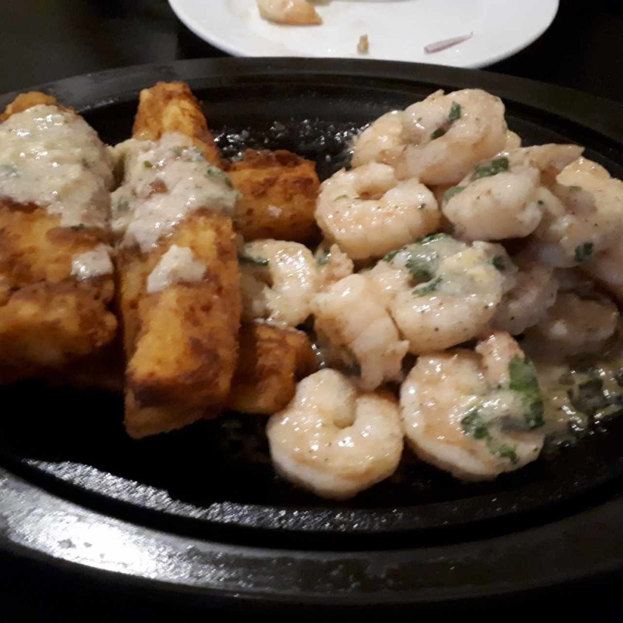 camarones al ajillo con yuca frita 