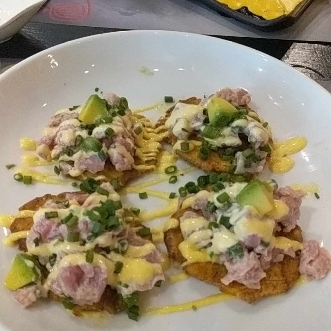 patacón con tartar de atún