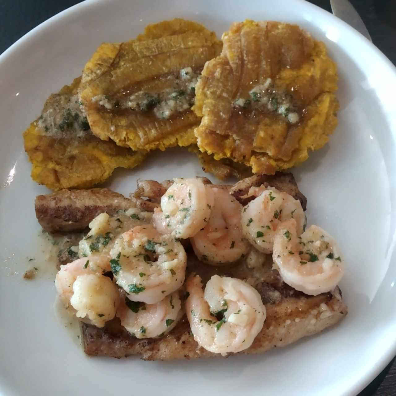 corvina con camarones al ajillo y patacones