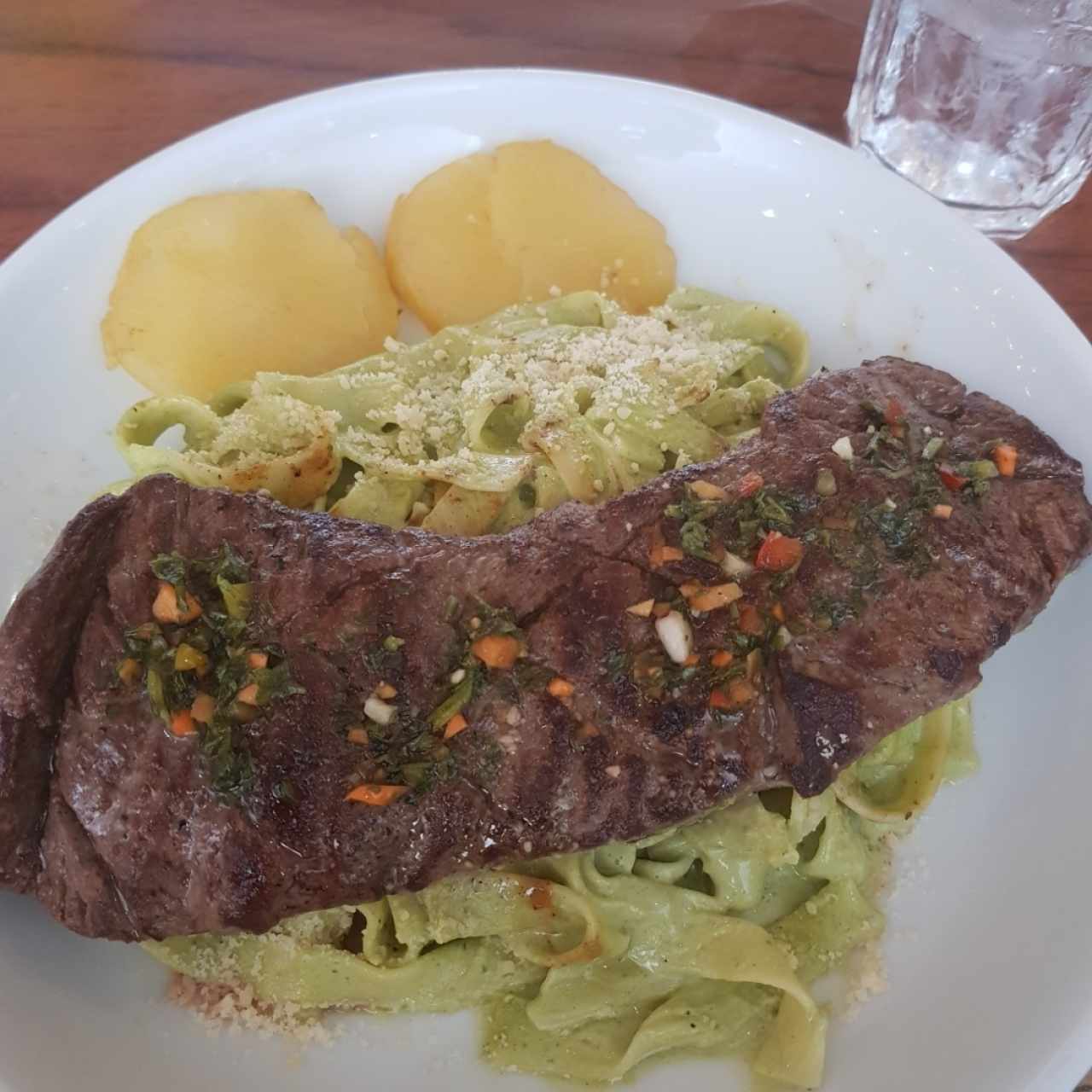 tallarines verdes con churrasco