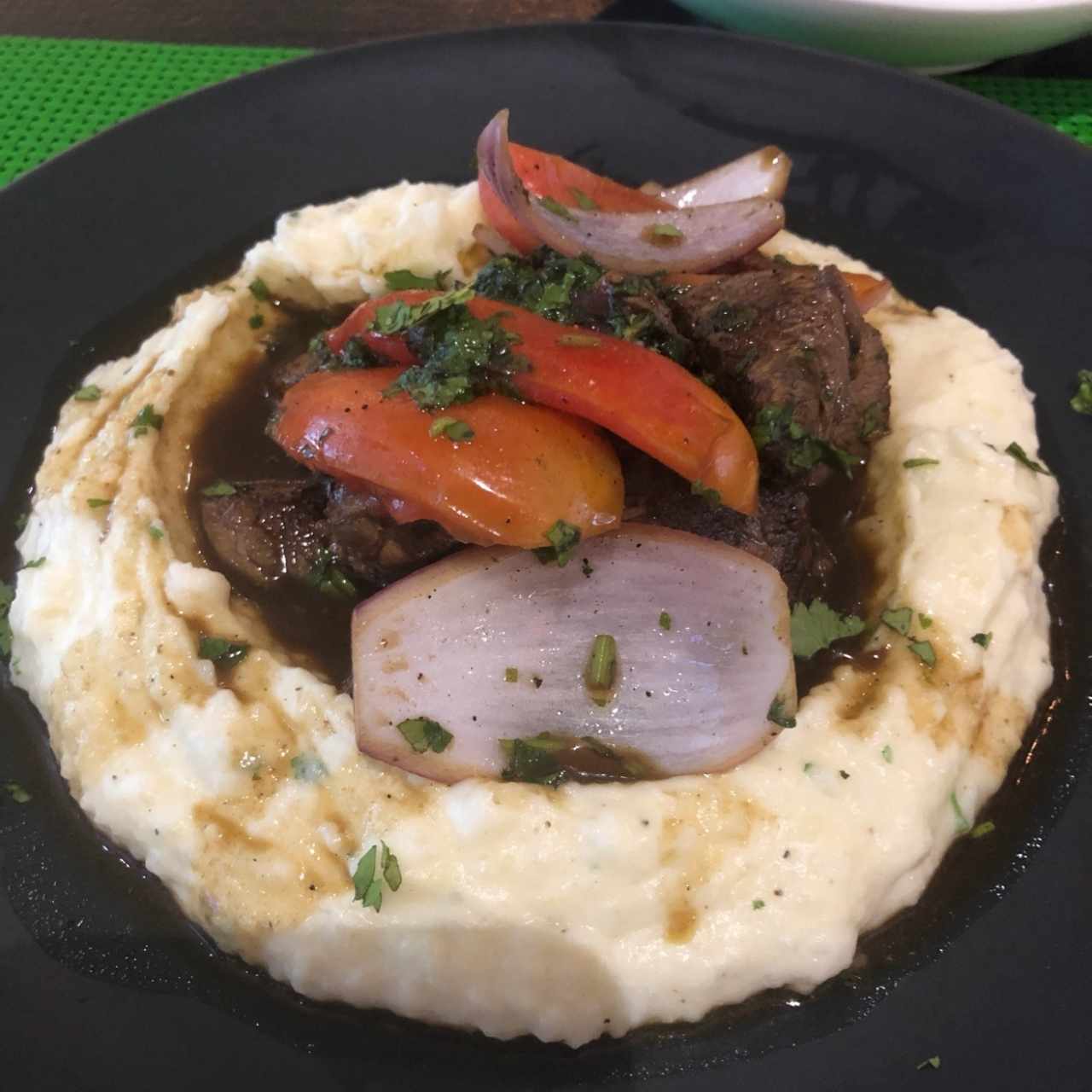 Lomo salteado con Puré de papas.