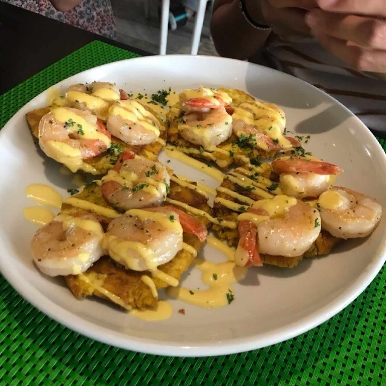 Patacones con camarones al ajillo 