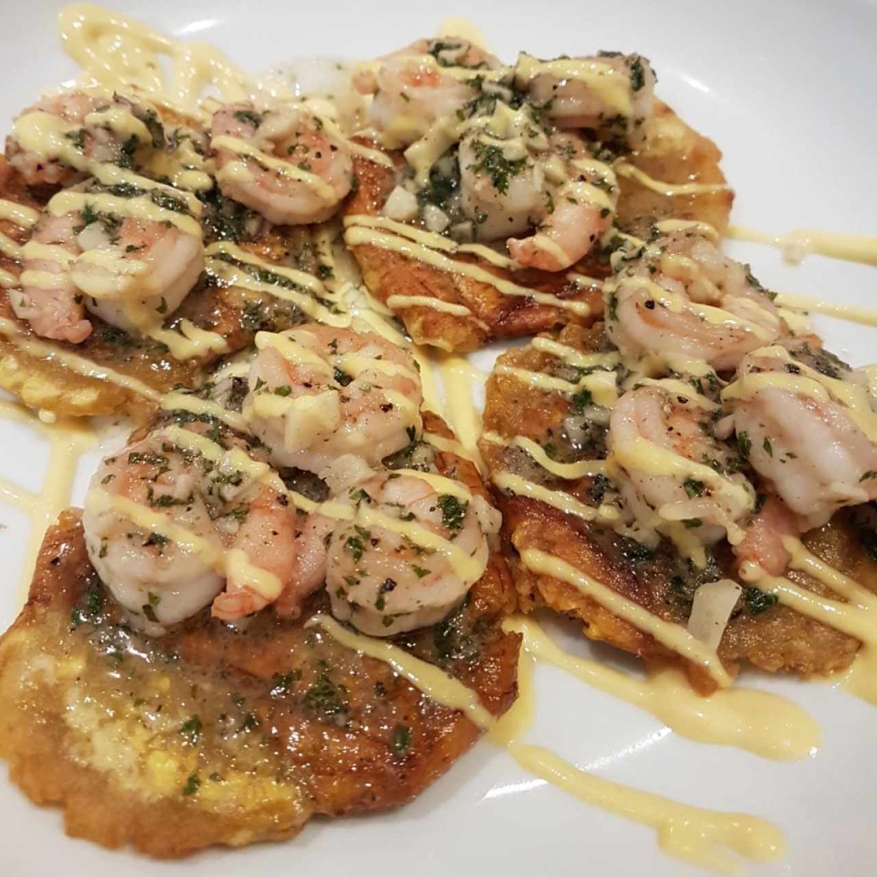 patacones con camarones al ajillo