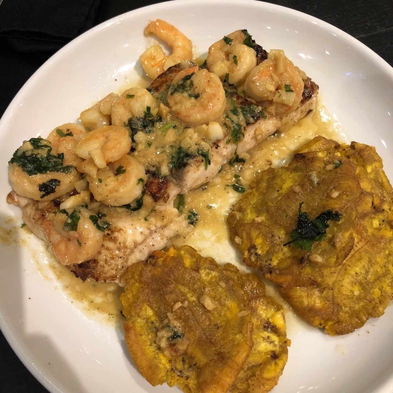 especial del dia: corvina con camarones y patacones