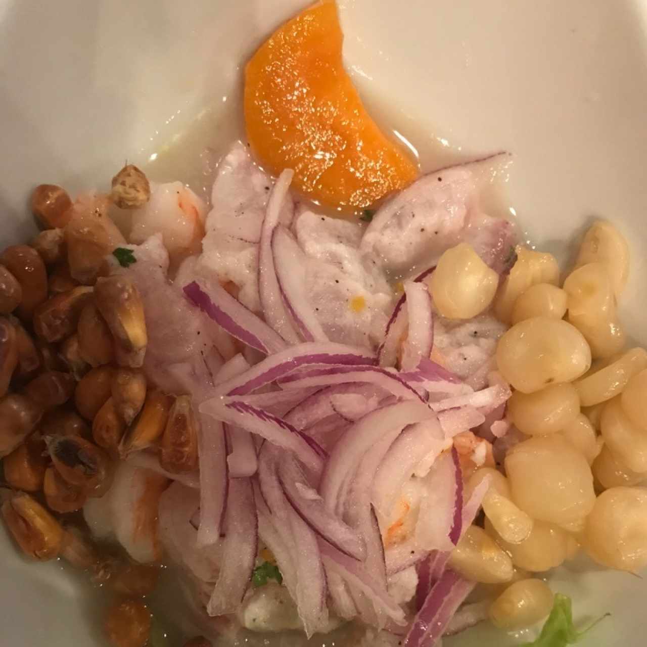 Ceviche de corvina y camarón al estilo Peruano