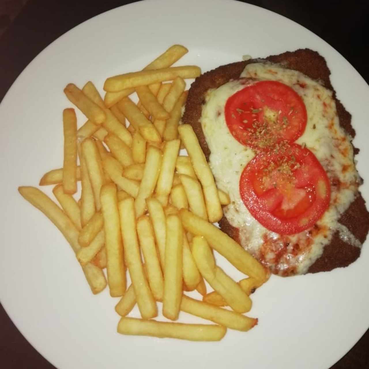 Milanesa de res a la napolitana con papas fritas