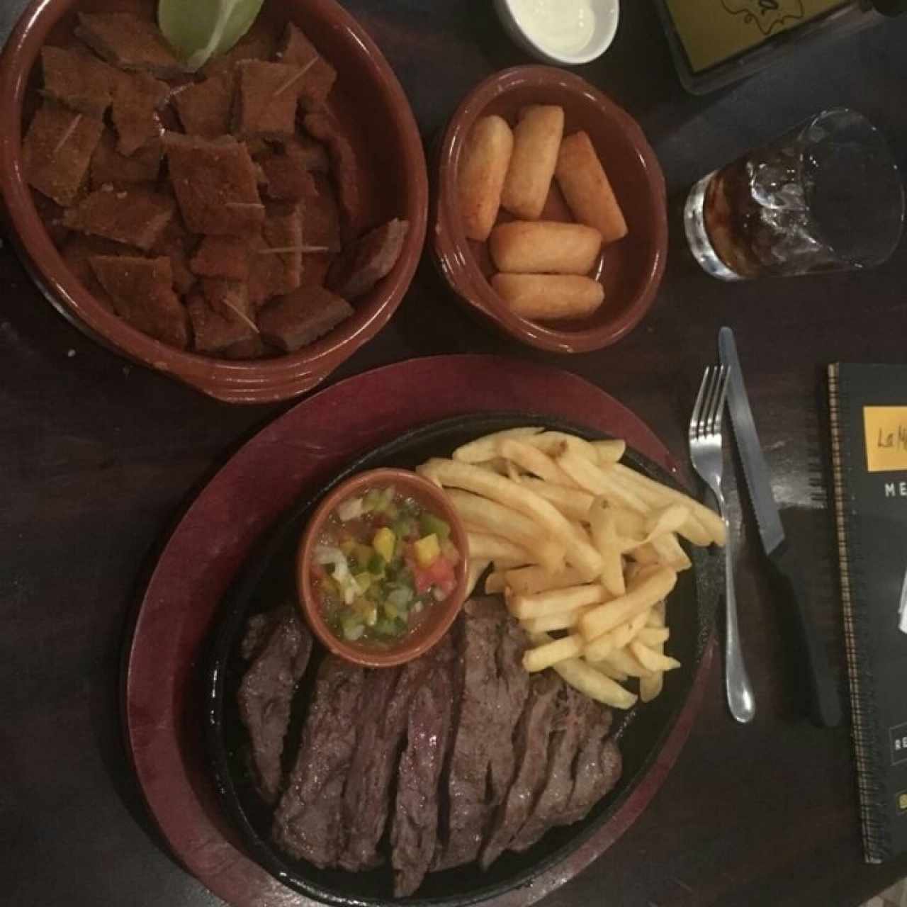 milanesa de carne, lomo y yuquitas