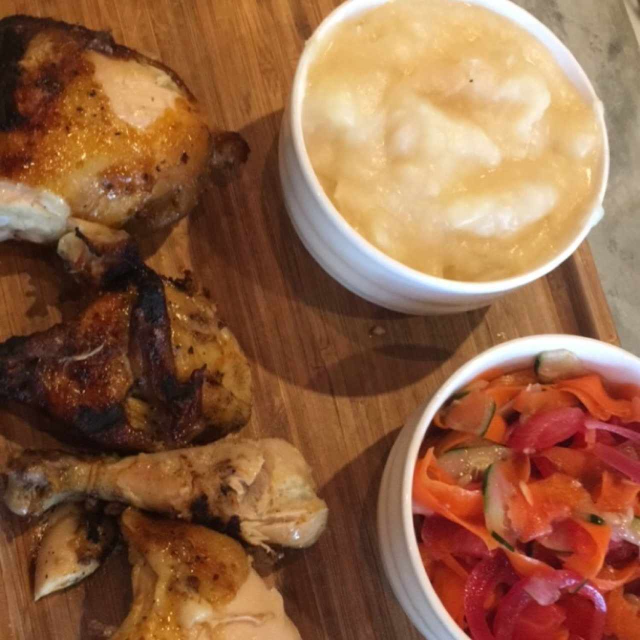 Medio Pollo con dos acompañantes: yuca y ensalada