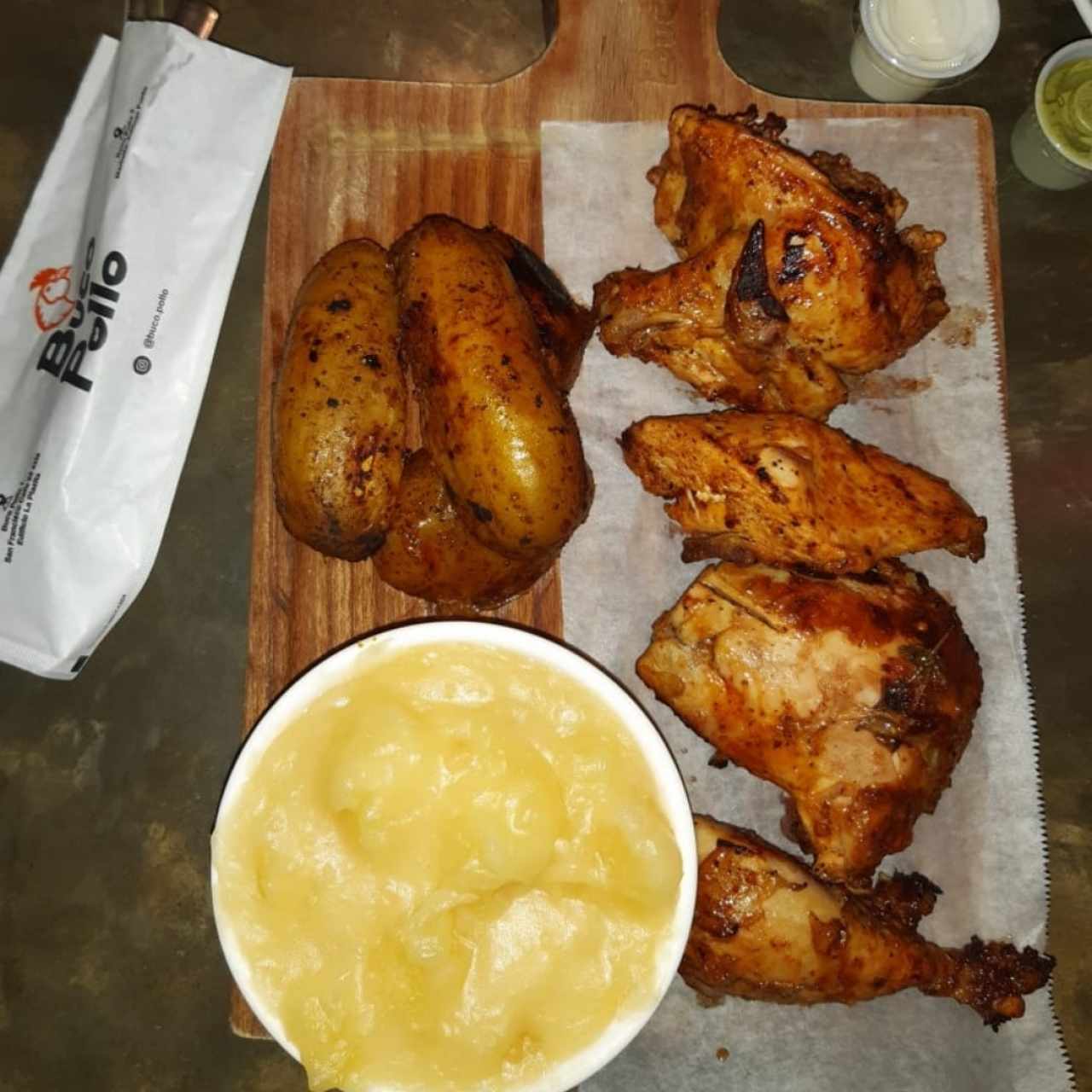 Medio Pollo con papa asada y mojadito de yuka